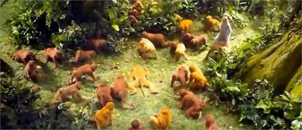 Lúc Tôn Ngộ Không bắt bướm và rơi từ trên cao xuống, bên dưới mặt đất sạch sẽ, nhưng khi tiếp đất, trái cây lại xuất hiện khắp nơi.