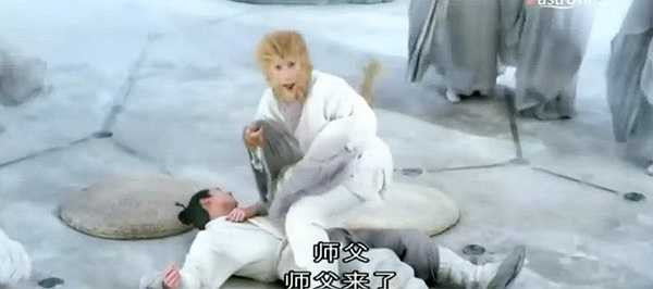 Tôn Ngộ Không đánh đại sư huynh tơi tả. Ảnh trên, đầu đại sư huynh nằm ngang cái mâm tre, nhưng lúc chuyển cảnh, cái mâm tre lại nằm trên đầu đại sư huynh.