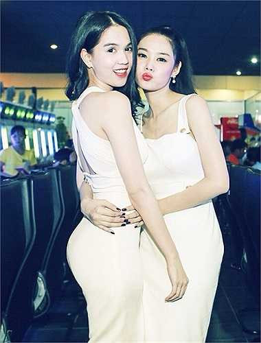 Ngọc Trinh khá thân thiết với Linh Chi. Cô cũng là người tư vấn về trang phục cho đàn em trong suốt thời gian qua. Á hậu phụ nữ Việt Nam qua ảnh 2012 diện bộ đầm tông trắng, đồng màu cùng Ngọc Trinh khi đến dự tiệc.