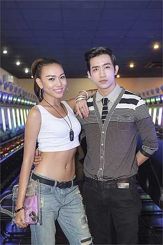 Người mẫu cá tính Diệu Huyền đồng hành cùng Võ Cảnh. Người đẹp diện bộ trang phục năng động mạnh mẽ, áo crop-top kết hợp cùng quần jeans rách cá tính, bụi phủi.