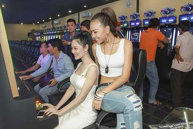 Sau đó, các người đẹp còn mạnh dạn thử một số trò chơi tại sự kiện.