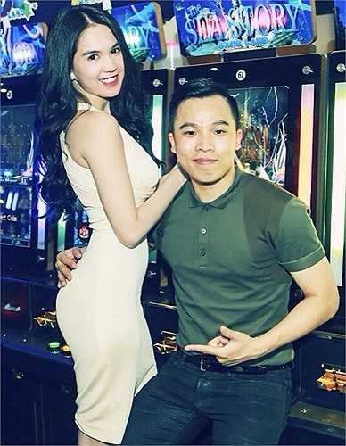 Ông bầu Vũ Khắc Tiệp tháp tùng các người đẹp dự sự kiện.