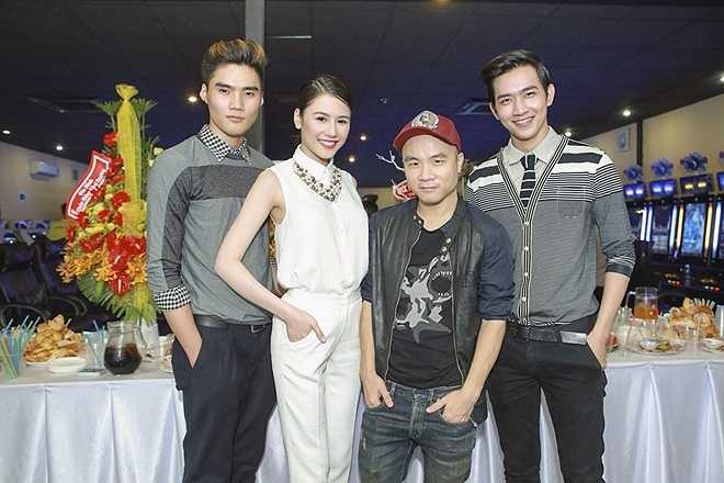 NTK Đỗ Mạnh Cường cũng góp mặt chúc mừng người bạn. Anh diện bộ trang phục đời thường năng động, hiện đại. (Theo Zing)