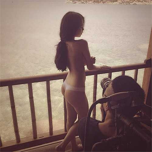 Mỗi một lần Ngọc Trinh trút xiêm y, là một lần cô 'gây bão' dư luận.