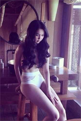 Mới đây nhất, người đẹp thực hiện bộ ảnh gần như cởi xiêm y hoàn toàn bên bãi biển Nha Trang.