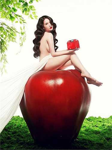 Với ý tưởng chụp hình cùng trái táo, Ngọc Trinh khoe thân khá nhức mắt.