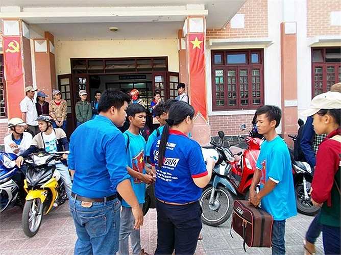 Đoàn TN phường Trường An (Huế) giúp đỡ cho 100 thí sinh và người nhà thuộc diện hộ nghèo tỉnh Quảng Ngãi dự thi đại học tại Huế.