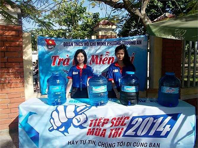 Một điểm phục vụ trà đá miễn phí cho sĩ tử và người nhà ở hội đồng thi trường cấp 2 Hùng Vương, phường Trường An, TP. Huế 