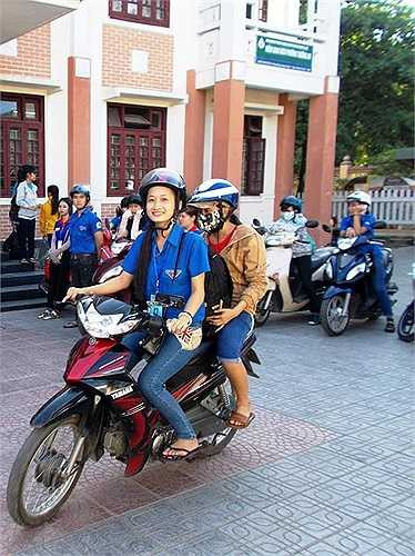 TNV sẽ tình nguyện phục vụ vấn đề đi lại cho các sĩ tử miễn phí trong duốt mùa thi.