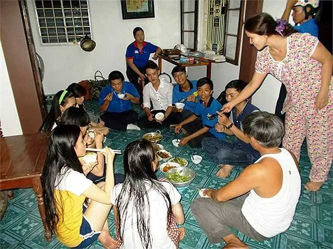 Tiếp nối những thành quả trong đợt 1, ở đợt thi thứ 2, đoàn thanh niên Trường An tiếp tục hỗ trợ các sĩ tử và người nhà ở hội đồng thi trường THCS Hùng Vương (80 Đặng Huy Trứ).