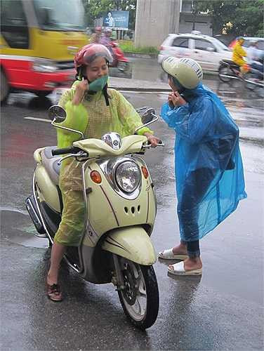 Trời mưa nhưng nhiều phụ huynh vẫn dạy sớm chở con bằng xe máy đến địa điểm làm thủ tục dự thi.