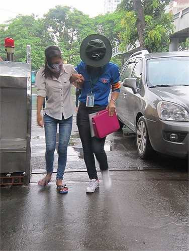 Sĩ tử này mới bị tai nạn nên còn khó đi lại, sinh viên tình nguyện đã giúp đỡ để đưa vào phòng thi.