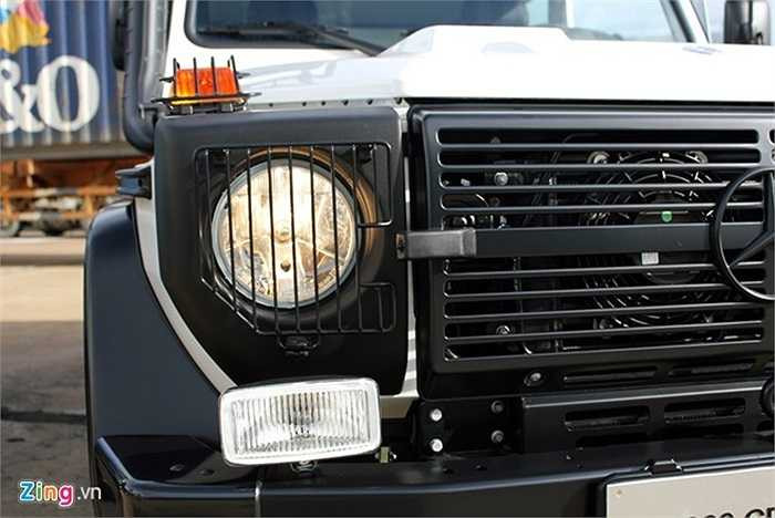 Cụm đèn pha theo phong cách trên những chiếc xe quân sự nhờ tấm lưới bảo vệ.