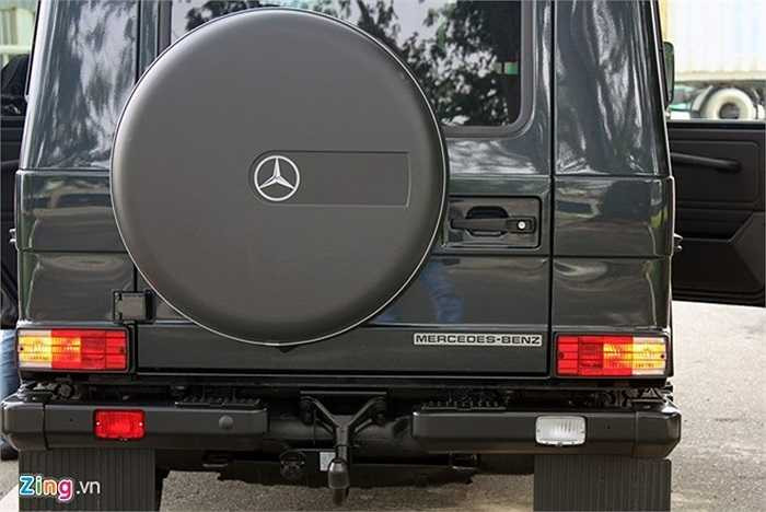 Xe có lốp dự phòng phía sau và một móc kéo hỗ trợ off-road.