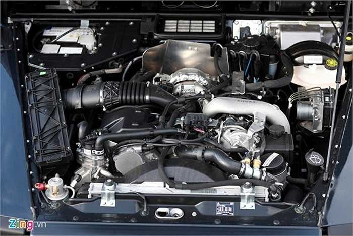 Chiếc xe được Mercedes-Benz Việt Nam nhập về lần này là phiên bản G300 CDI Professional ‘Edition PUR’. Xe được trang bị động cơ diesel 3.0 lít, cung cấp sức mạnh 183 mã lực tại 3.800 vòng/phút. 