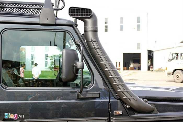 G300 CDI Professional ‘Edition PUR’ được trang bị hệ dẫn động 4 bánh toàn thời gian và 3 chế độ khóa vi sai. Nó có thể dễ dàng vượt qua mực nước cao hơn 1 m nhờ khoảng sáng gầm vượt trội và ống hút gió trên cao. 