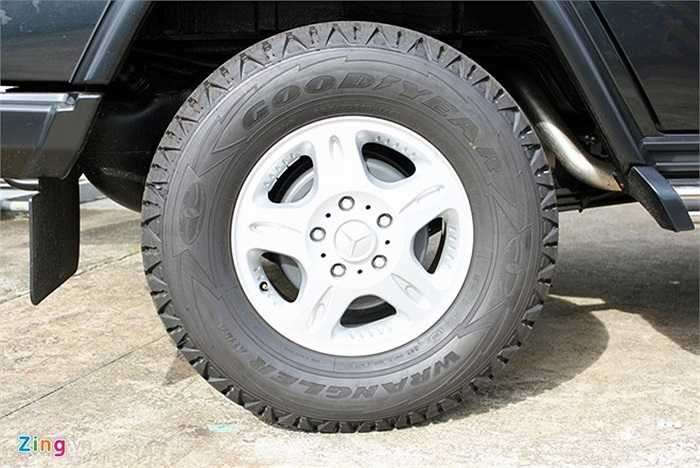 Lốp xe địa hình với vành nhỏ, lốp dày, phiên bản G300 CDI Professional ‘Edition PUR’ được trang bị vành nhôm đúc và lốp Good Year.