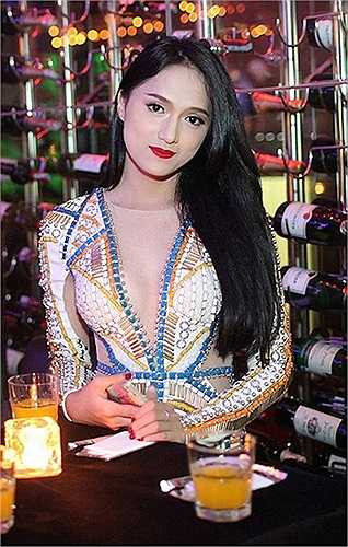 Trang phục đi sự kiện của người đẹp cũng ngập tràn váy áo xẻ sâu hút mắt.