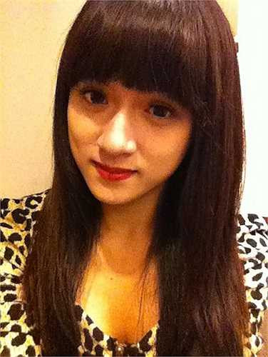 Những trang phục thường ngày của người đẹp chuyển giới luôn trễ nải để khoe tối đa vòng một.