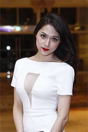 Những trang phục được cắt xẻ tinh tế.