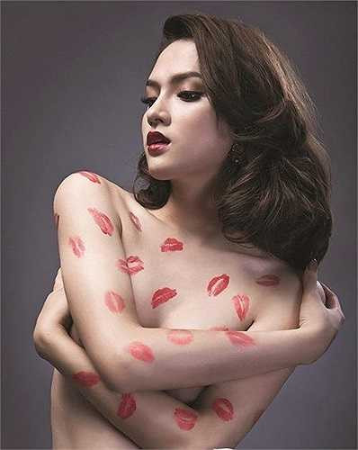 Một trong những bức hình quá dạn dĩ của người đẹp.