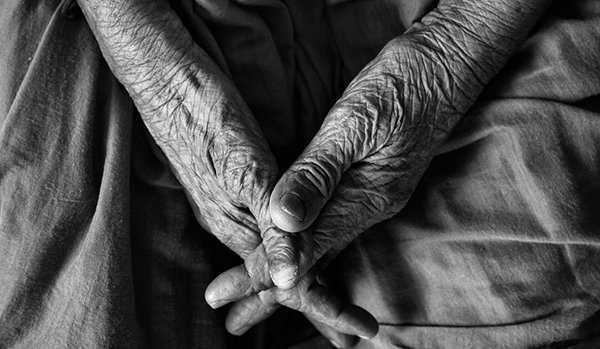 Nhận được ảnh 'tự sướng' của người thân đã qua đời