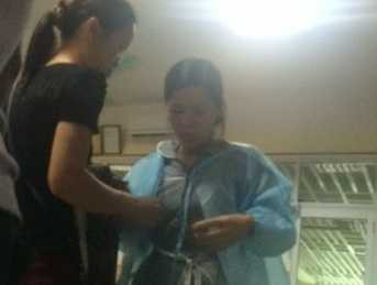 Người nhà các chiến sỹ đang được điều trị tại Viện bỏng không kìm được cảm xúc khi vào thăm chồng, con sau tai nạn