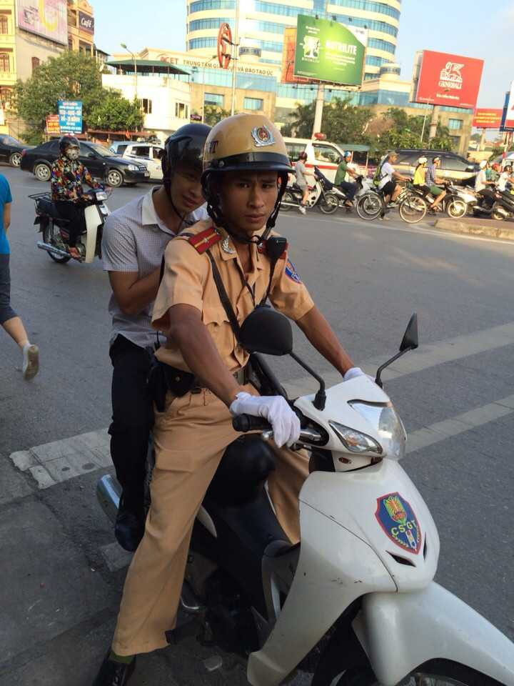Quên giấy tờ, nam sinh được CSGT chở về tận nơi trọ