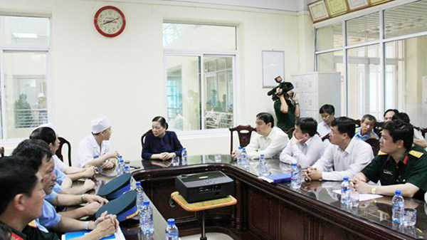 Bí thư T.Ư Đảng, Trưởng ban dân vận T.Ư Hà Thị Khiết, Bí thư thứ nhất T.Ư Đoàn Nguyễn Đắc Vinh đến bệnh viện Bỏng Lê Hữu Trác sáng 9/7 thăm những chiến sỹ bị thương đang điều trị tại đây.