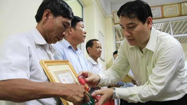 Bí thư thứ nhất T.Ư Đoàn Nguyễn Đắc Vinh trao huy hiệu Tuổi trẻ dũng cảm cho người nhà các chiến sỹ đang điều trị tại bệnh viện