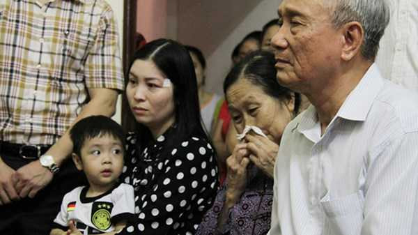 Rơi máy bay Mi-171: Mẹ đẫm lệ nhận danh hiệu dũng cảm thay con