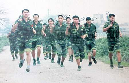 Trung úy Đỗ Văn Năm (ngoài cùng bên trái) trong một đợt huấn luyện giờ đã hy sinh. (Ảnh do gia đình cung cấp)