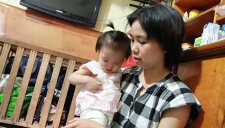 Chị Phương, vợ đại úy Tâm cùng cháu nhỏ tại nhà trọ. ảnh: Minh Đức Chị Phương, vợ đại úy Tâm cùng cháu nhỏ tại nhà trọ - Ảnh: Minh Đức