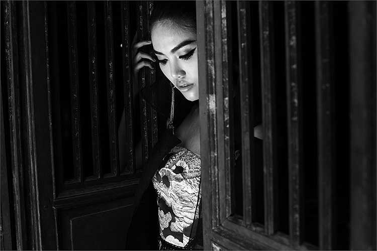 Siêu mẫu Lan Khuê ma mị giữa Đại nội kinh thành Huế trong những thiết kế sáng tạo độc đáo.