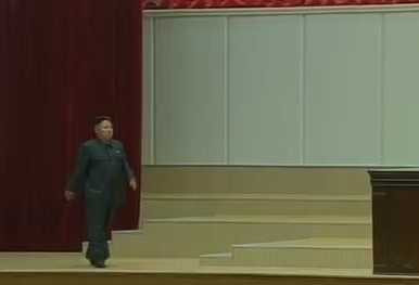Video: Kim Jong-un tập tễnh bước đi trước các quan chức