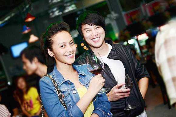 Trong thời gian yêu nhau, Thanh Bùi và Huệ Vân khá kín tiếng. Cô hiếm khi sánh đôi cùng người đàn ông của mình trong các sự kiện giải trí và cặp đôi gần như không dành cho nhau những cử chỉ thân mật, tình tứ ở chốn đông người.