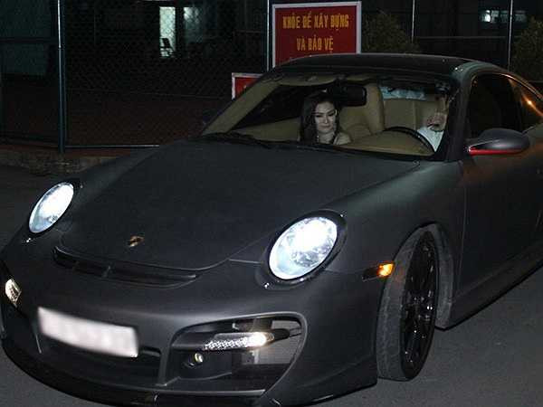 Mặc dù gắn bó từ lâu nhưng bạn trai Thu Thủy hiếm khi xuất hiện trong các sự kiện giải trí mà chỉ âm thầm đưa đón và yên vị sau cánh gà hay trên hàng ghế khán giả để cổ vũ