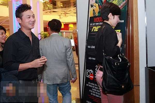 Sau khi kết hôn, người đẹp thường cùng MC Anh Tuấn tới dự các sự kiện của làng giải trí. Nhưng khi thấy phóng viên chú ý tới mình, cô chọn cách lảng tránh và không ít lần 'bỏ mặc' Anh Tuấn với báo giới.