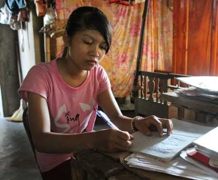 Cô bé nhặt ve chai mơ có bàn học chắc chắn