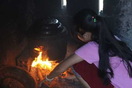 Cô bé nhặt ve chai mơ có bàn học chắc chắn