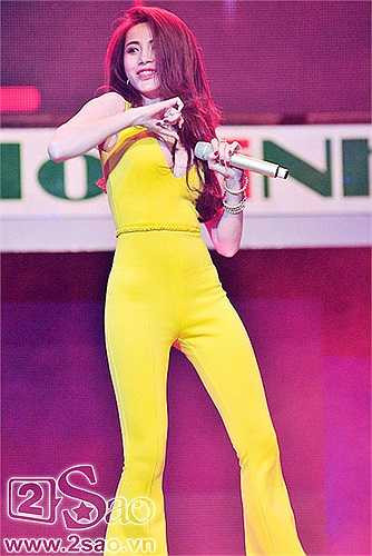 Bà mẹ một con Thủy Tiên sở hữu vóc dáng cực chuẩn đang mơ ước. Cô không ngần ngại lựa chọn các bộ Jumpsuit với tông màu sáng khiến cô trở nên rất nổi bật. 