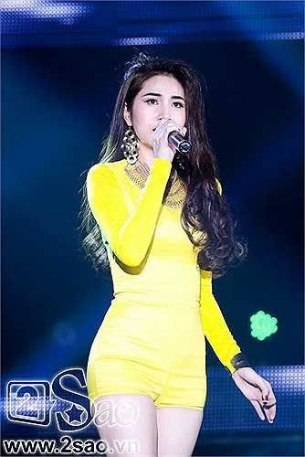 Cô đặc biệt thích dạng áo liền quần ống vẩy, vừa kéo dài chân lại trông rất thời trang