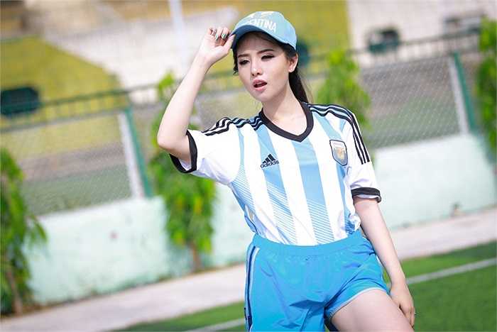 Trước giờ bóng lăn ở Arena de Sao Paulo, hot girl Việt mê mẩn Messi và các đồng đội lại 'ra sân' cổ vũ cho M10.