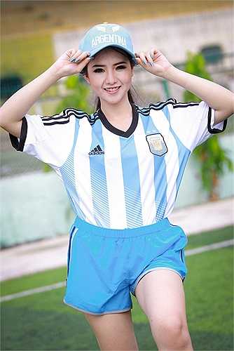 Hot girl này diện lại bộ trang phục thi đấu của đội bóng xứ tango những thập niên 80 của thế kỷ trước.