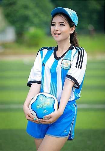 Một cách cổ vũ kín đáo nhưng đầy ý nghĩa của hot girl Việt.