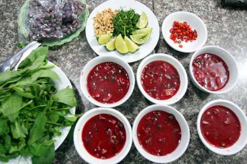 Kinh hoàng ăn tiết canh bị giun xoắn đóng tổ trong não