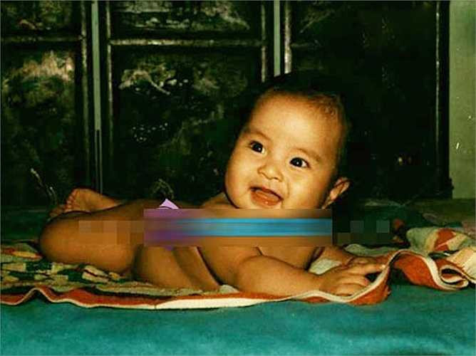 Wanbi Tuấn Anh sinh ngày 9/1/1987, trong một gia đình không có truyền thống nghệ thuật. Ông nội nam ca sỹ là giáo sư Viện Răng Hàm Mặt. Trong khi đó, bố mẹ, cô chú của Wanbi cũng theo con đường khoa học hoặc kinh doanh. Ngay từ thời còn nằm ngửa, Wanbi Tuấn Anh đã rất thích cười.