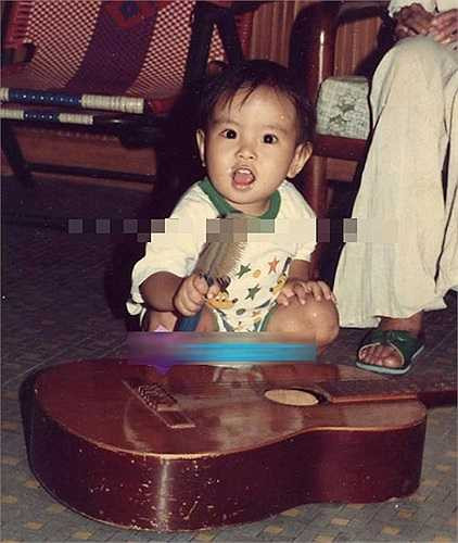 Từ nhỏ, Wanbi Tuấn Anh rất nghịch ngợm và tỏ ra có năng khiếu nghệ thuật. 