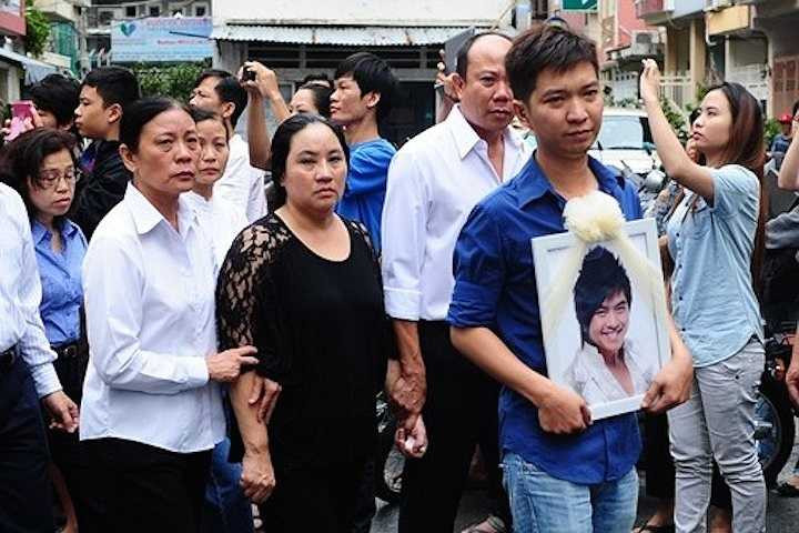 Sáng ngày 24/7/2013, lễ động quan của nam ca sỹ trẻ Wanbi Tuấn Anh diễn ra tại nhà riêng của anh trên đường Nguyễn Thị Minh Khai - TP.HCM. Thể theo nguyện vọng của Wanbi, ngay từ sớm, đội kèn Tây đã liên tục chơi ca khúc 'Cảm ơn', thay cho lời cảm ơn chân thành cuối cùng của anh gửi đến gia đình, bạn bè, đồng nghiệp và người hâm mộ trước khi trở về với đất mẹ. Đội kèn Tây cũng chơi bài 'Đôi mắt', bài hit lớn nhất trong sự nghiệp ca hát của anh và cũng gắn với anh như một định mệnh.