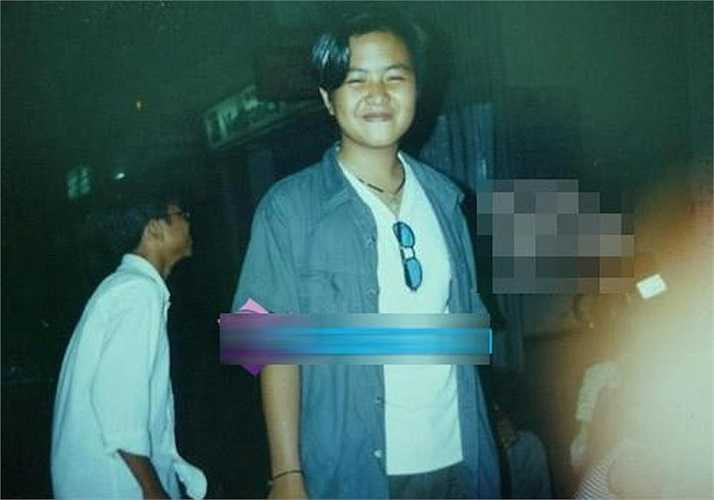 Trong những năm học cấp 2, Wanbi trông mũm mĩm hơn nhiều, tuy nhiên, điều không thể nhầm lẫn chính là gương mặt rất điển trai và nụ cười rạng rỡ. Thời điểm trước đó, Wanbi dần bộc lộ khả năng nghệ thuật khi tham gia đội kịch và đóng quảng cáo.